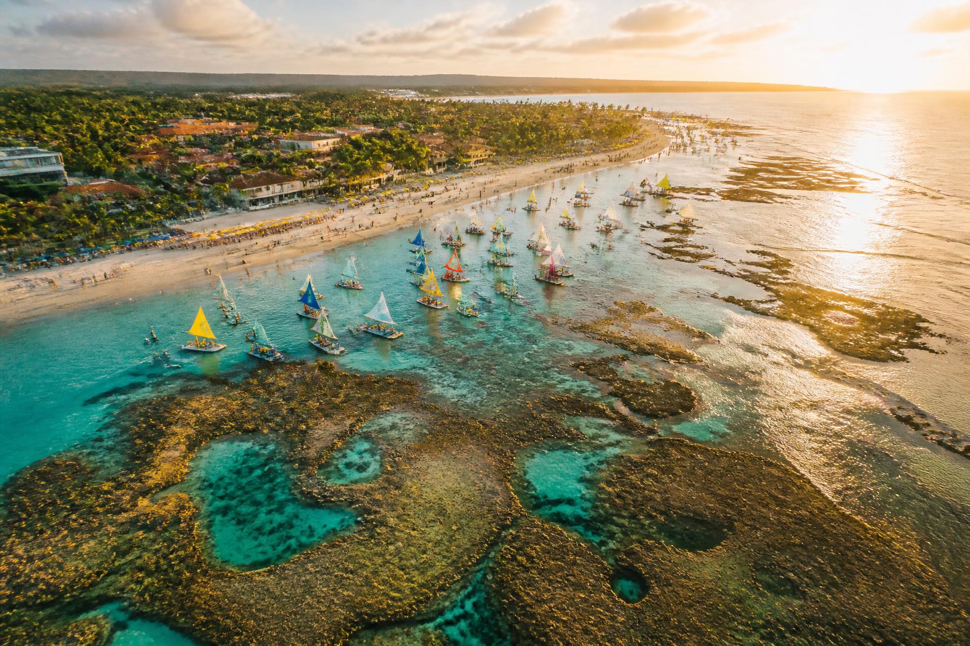 Vista aérea da praia de Porto de Galinhas ao pôr do sol